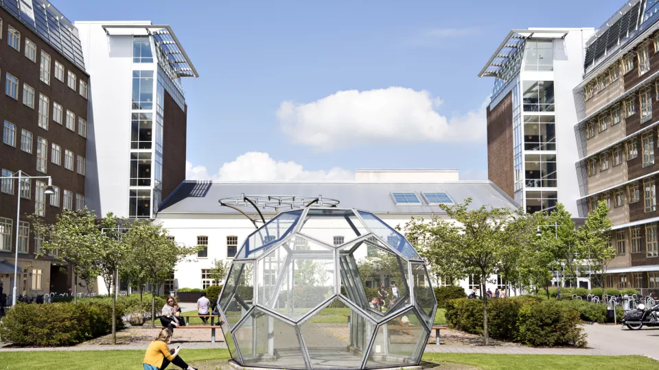 Campus Helsingborgs innergård med glaskupolen i fokus. Foto.
