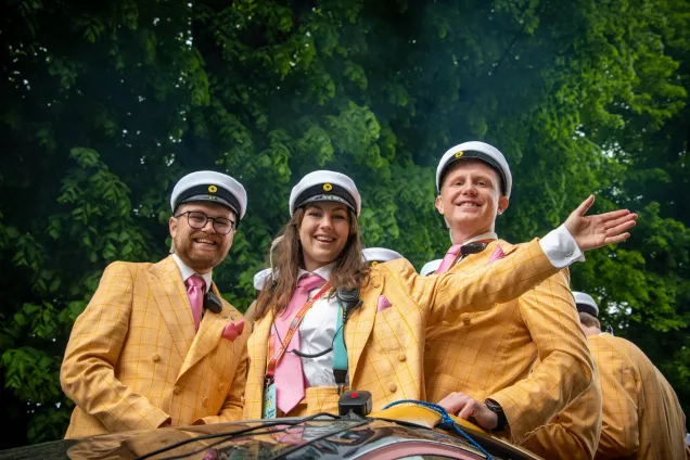 Three carnivalists in yellow costumes during Lundakarnevalen 2022. Photo.