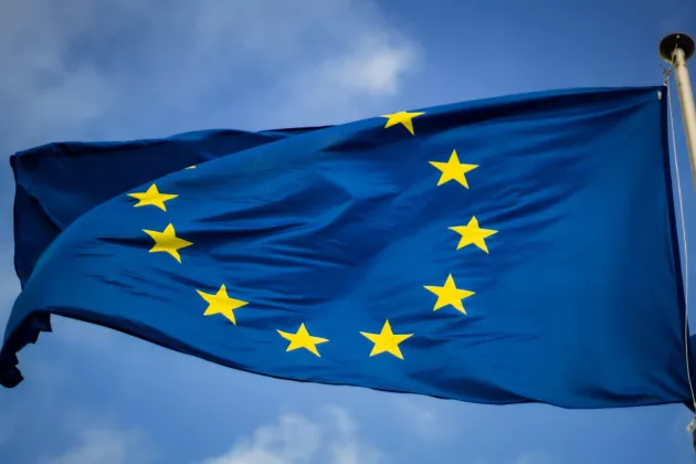 Flagga med EU motiv med himmel som bakgrund.