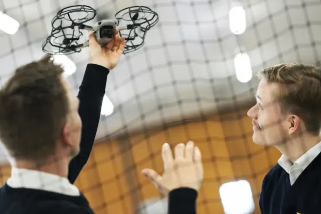 Drönare och två personer