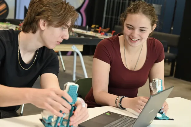 Elever programmerar på Science Center