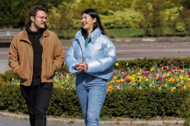 Två studenter går utomhus utanför Helsingborgen. Foto. 